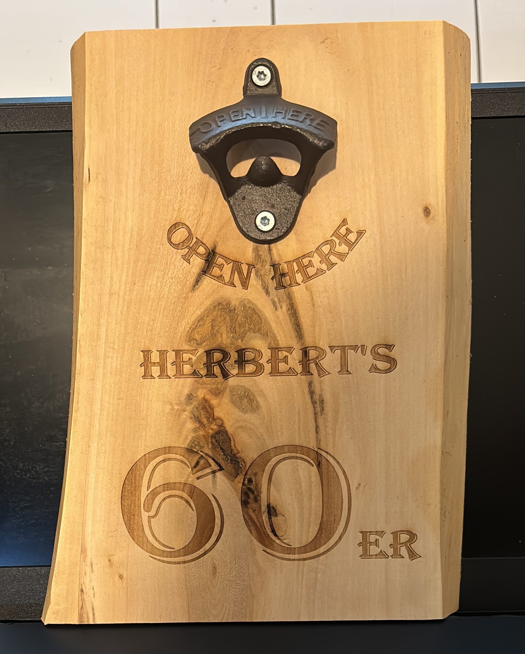 Holzflaschenöffner mit Gravur Open Here - Herbert's 60er, ideal für den 60. Geburtstag als Geschenk.