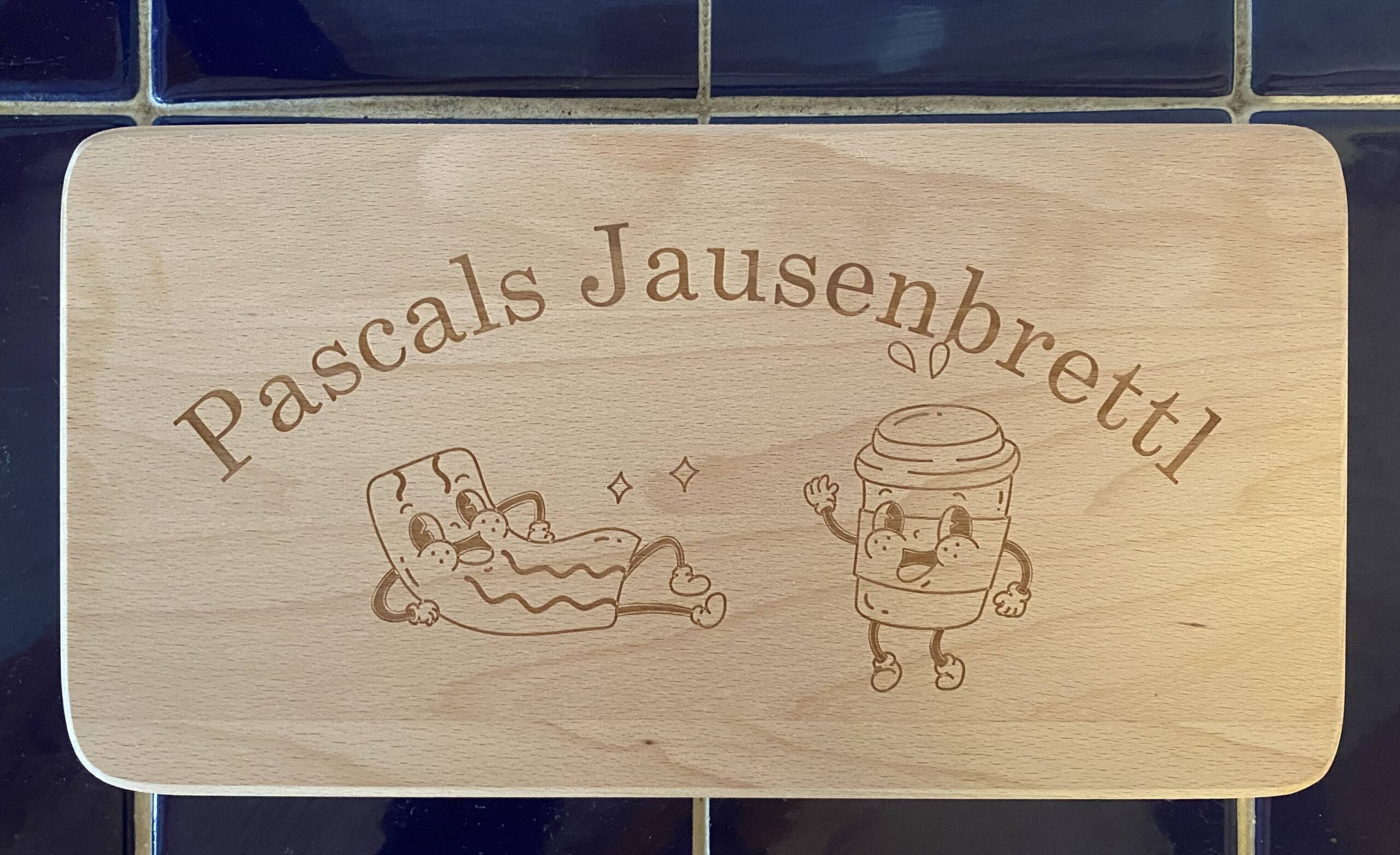 Personalisierte Jausenbrett Gravur mit tanzenden Figuren, optimal für Mahlzeiten und Spaß in der Küche.