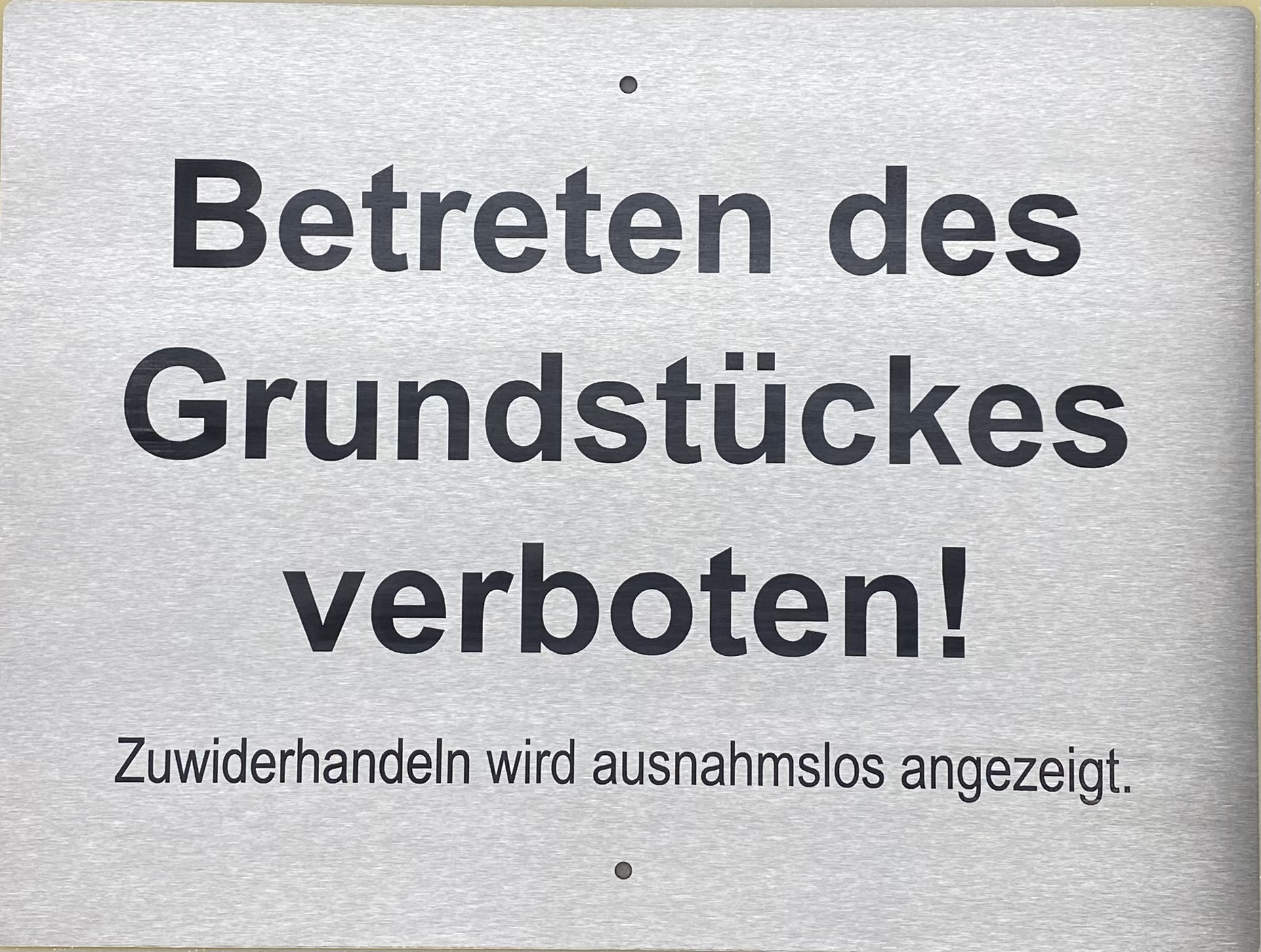 Hinweisschild: Betreten des Grundstücks verboten. Zuwiderhandlungen werden rechtlich verfolgt.