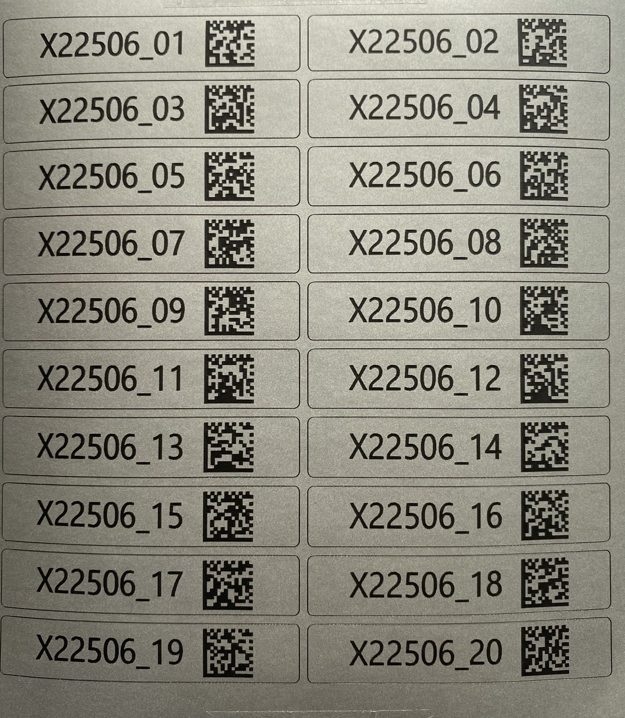 QR-Codes und Seriennummern auf grauen Etiketten helfen bei der Identifikation und Organisation.