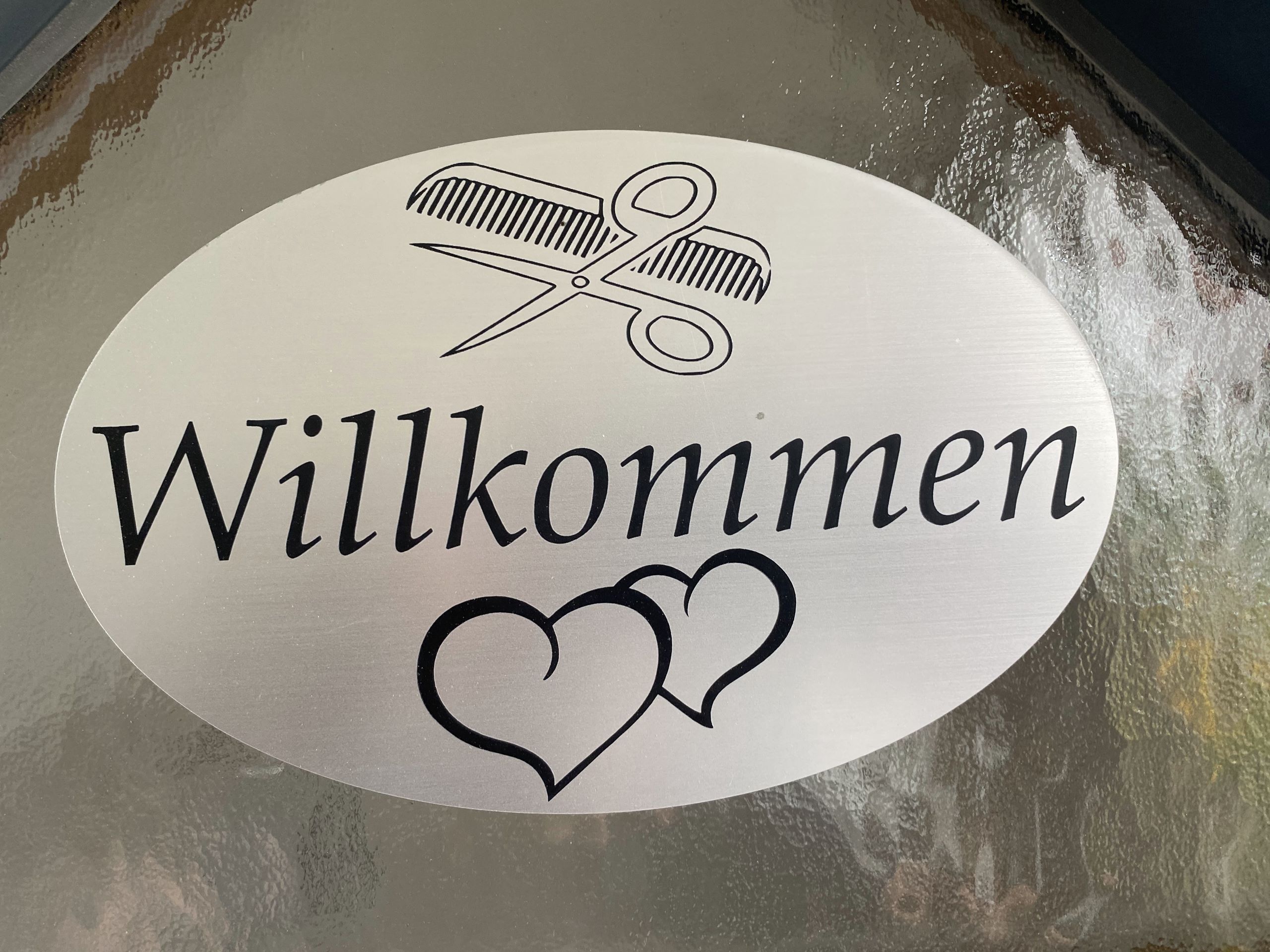 Willkommen-Schild mit Schere, Kamm und Herzen, Einladung in einen Friseursalon oder ein Schönheitssalon.