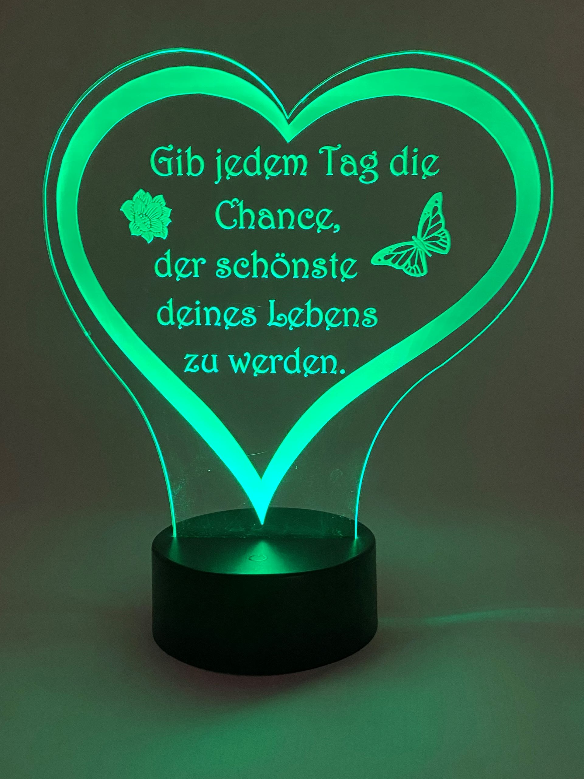 Leuchtende Herzlampe mit inspirierendem Zitat für positive Gedanken im Alltag, dekorativ und modern.