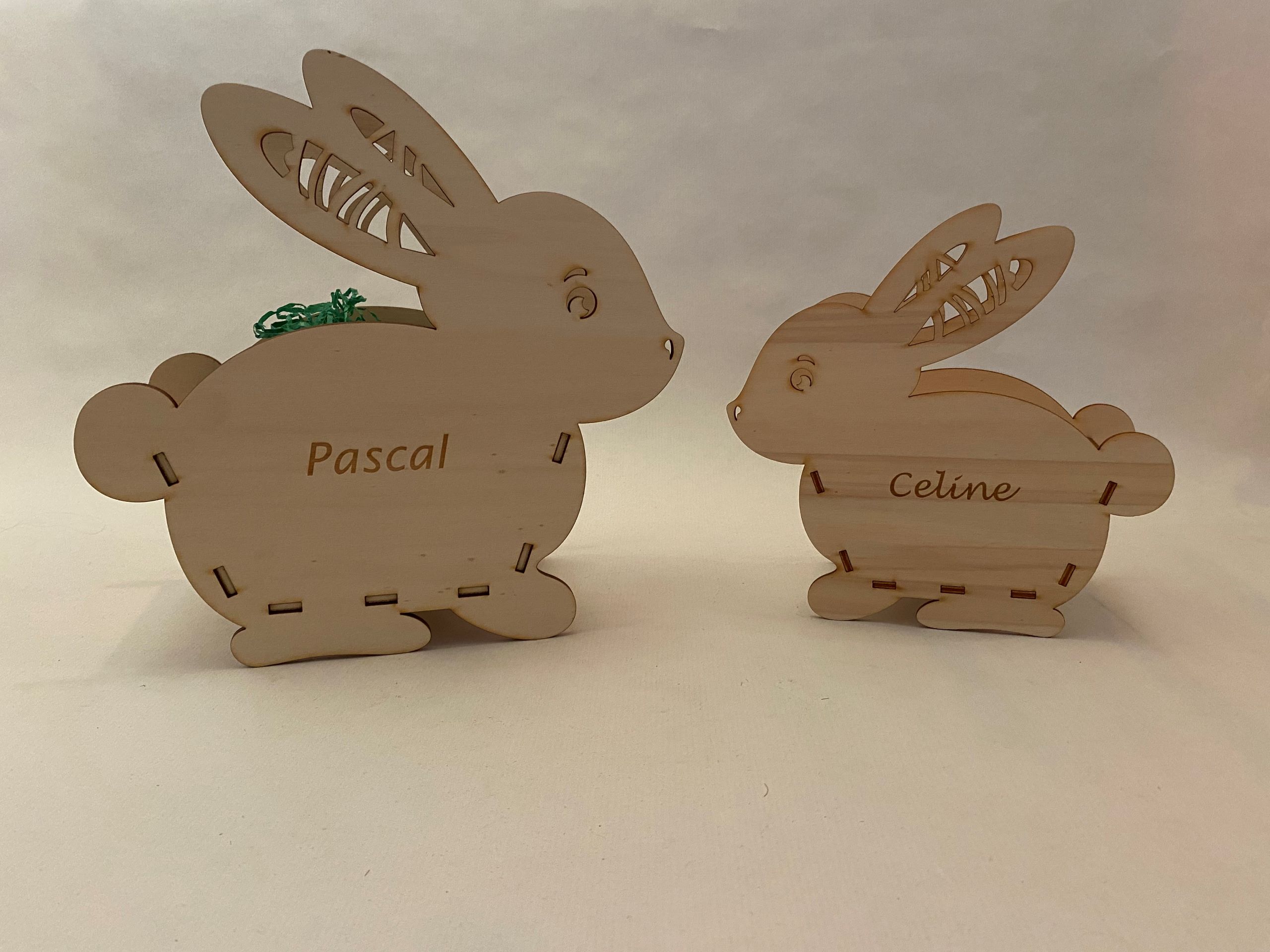 Holz-Osterhasen-Deko mit den Namen Pascal und Celine für persönliche Geschenkideen oder Frühlingsdekoration.